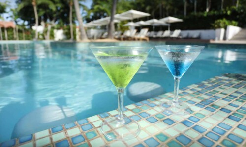 hotel-pool-drinks